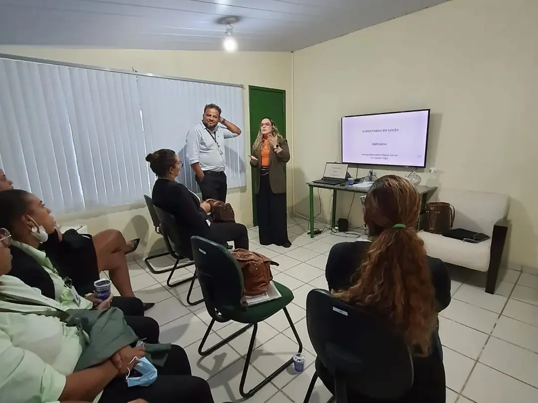 Treinamento em sala de reunião com apresentação na TV