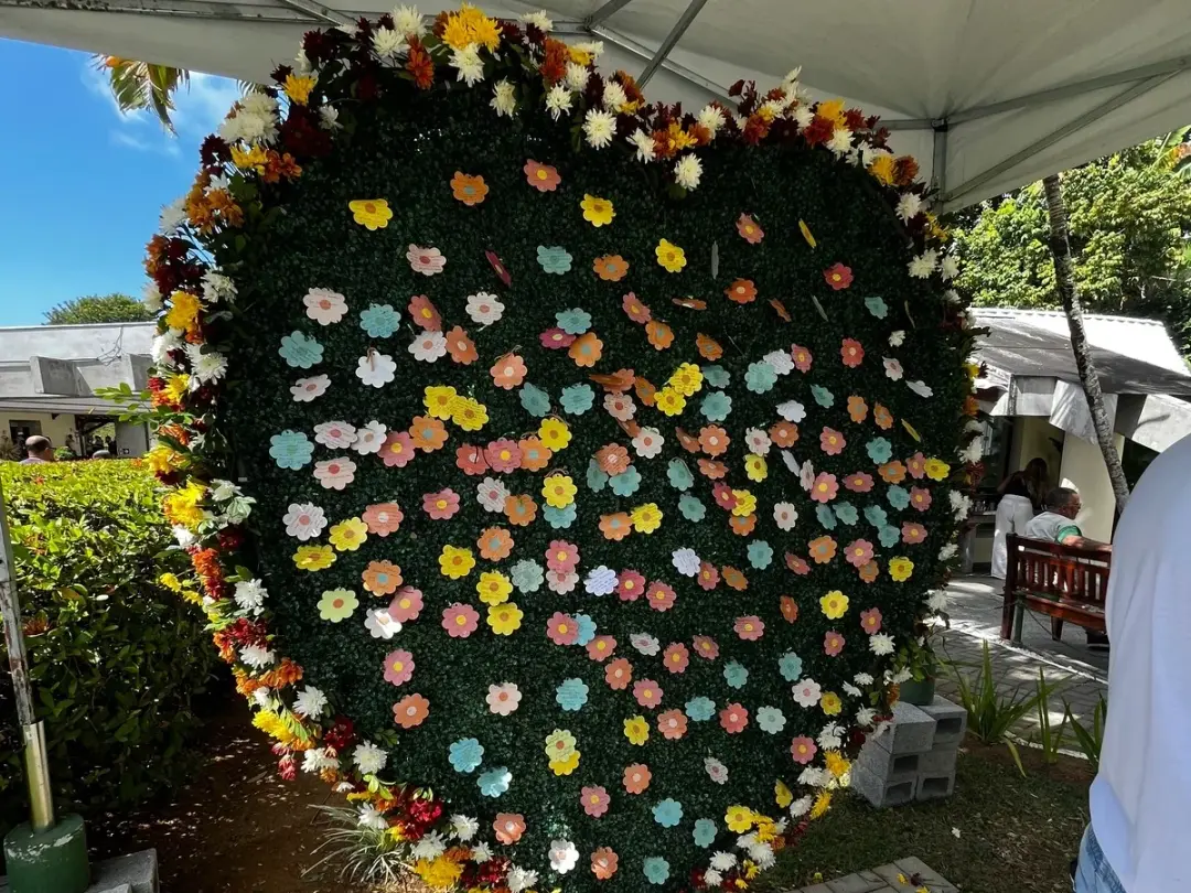 Coração de flores coloridas em um evento ao ar livre